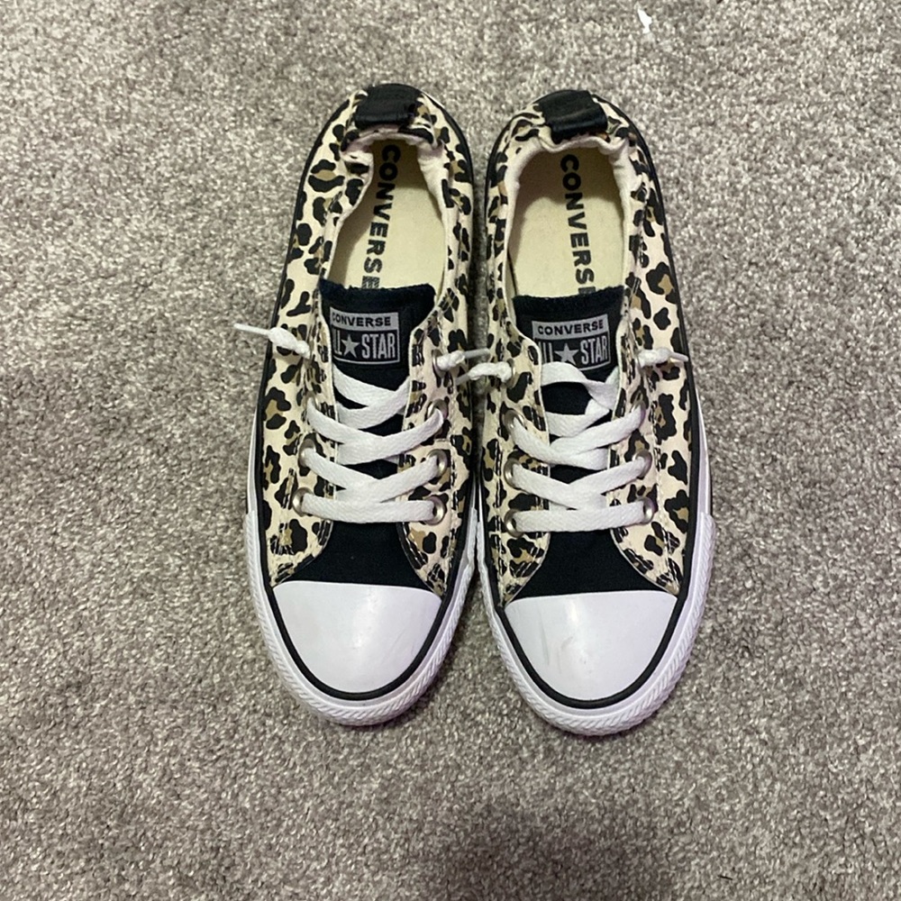 Leopard print, low top converse
